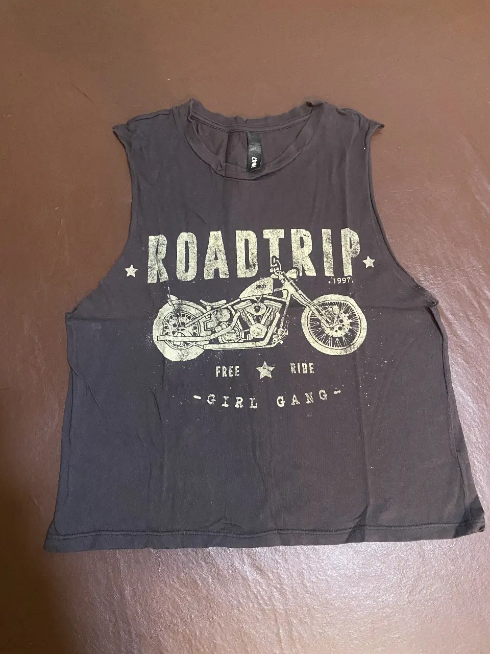 Musculosa de mujer con estampado de moto "Roadtrip". Ideal para un look rocker y casual. Confeccionada en algodón suave y cómodo.