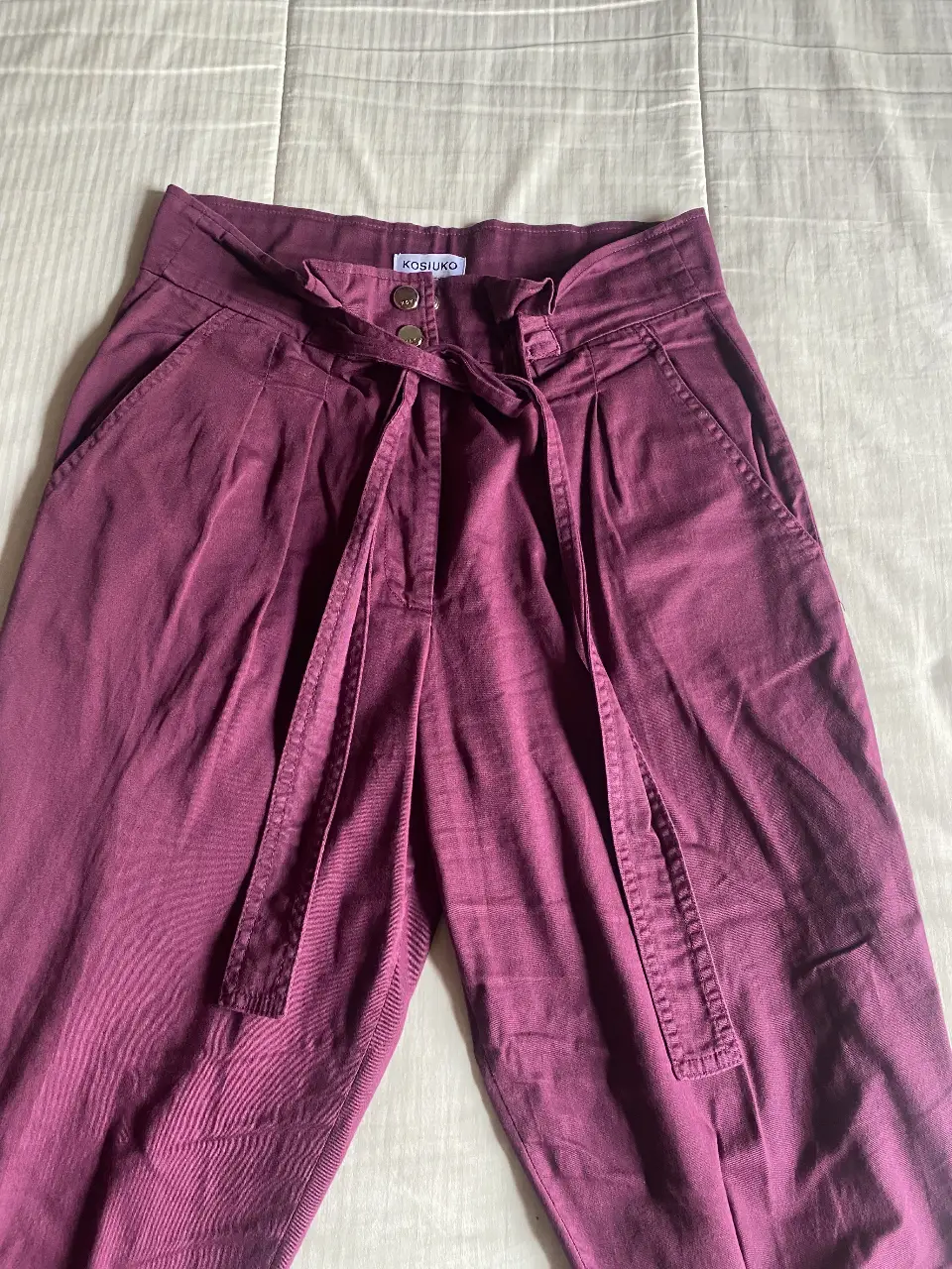 Pantalón sastrero de mujer color violeta, con cintura alta y lazo para ajustar. Talle S, de la marca Kosiuko. Ideal para un look elegante y moderno. Talle 40 - S