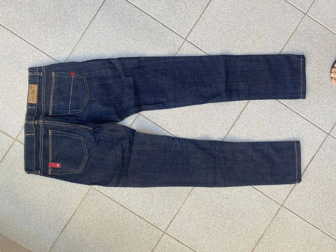 Jeans recto de mujer, color azul oscuro, con etiqueta KSK DENIM. Un clásico para cualquier ocasión.