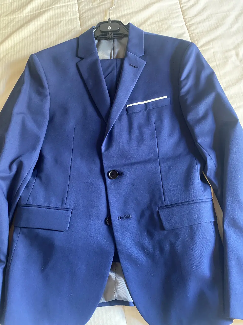 Traje de hombre azul, de la marca Zara. Incluye saco y pantalón. Ideal para eventos formales.