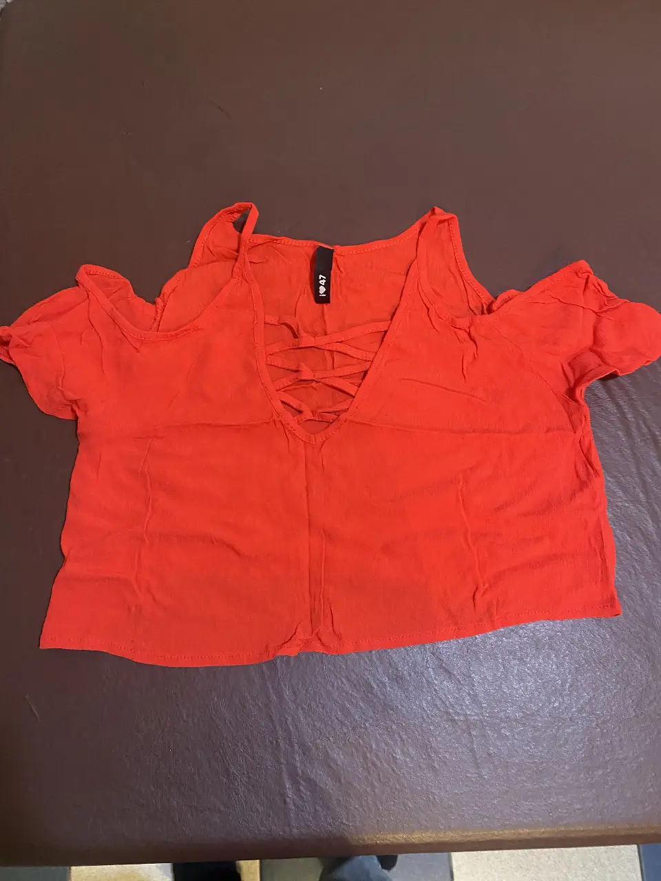 Combo Tops rojo con escote en V y detalle de tiras cruzadas. Ideal para un look moderno y fresco y top rojo de lycra