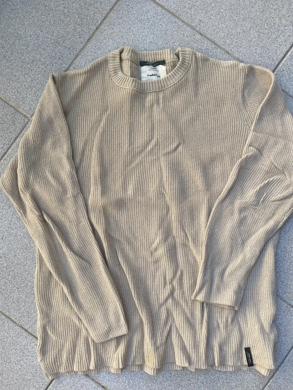 Sweater unisex  tejido en color crudo, ideal para un look casual y cómodo. Perfecto para usar en otoño e invierno.