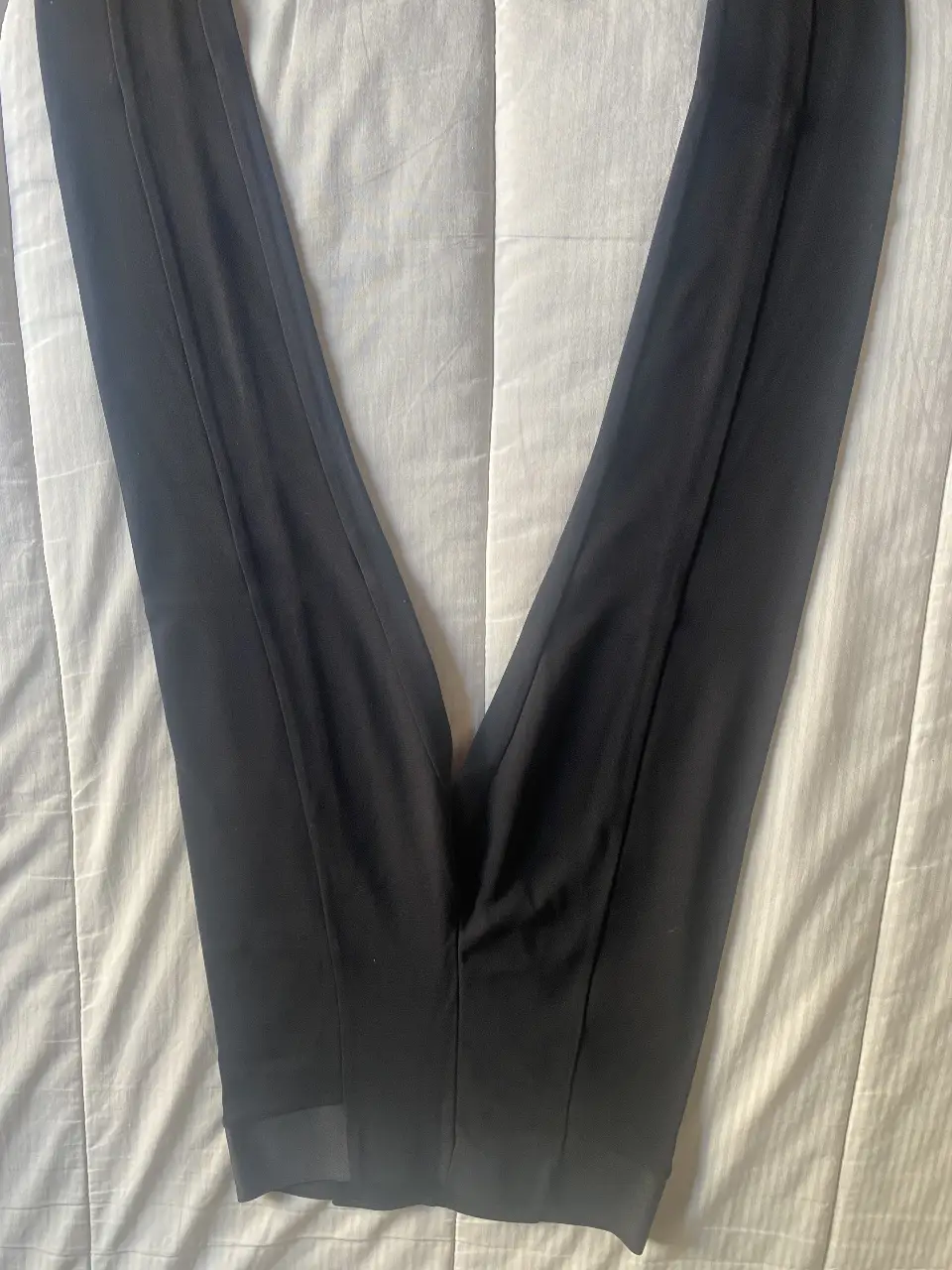 Pantalón estilo calza negro de mujer, talle S. Con detalle de elástico en la cintura. Ideal para un look elegante y sofisticado.