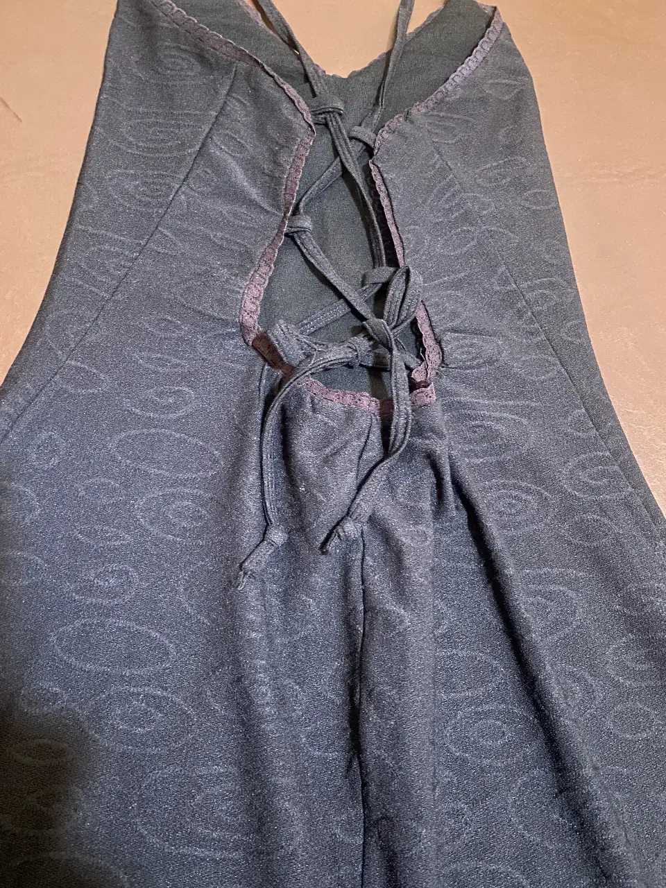 Vestido largo negro con espalda descubierta y detalles de lazos. Ideal para una salida o fiesta.