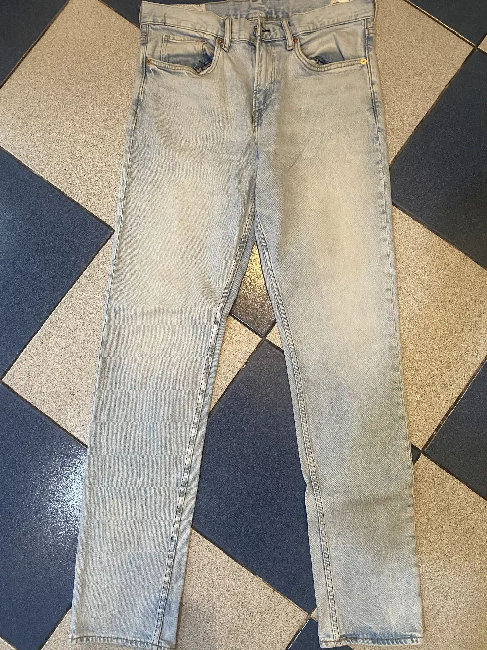 Jeans rectos de hombre, color celeste claro, corte slim fit. Marca H&M, talle 30/32. Fabricado en Pakistán.