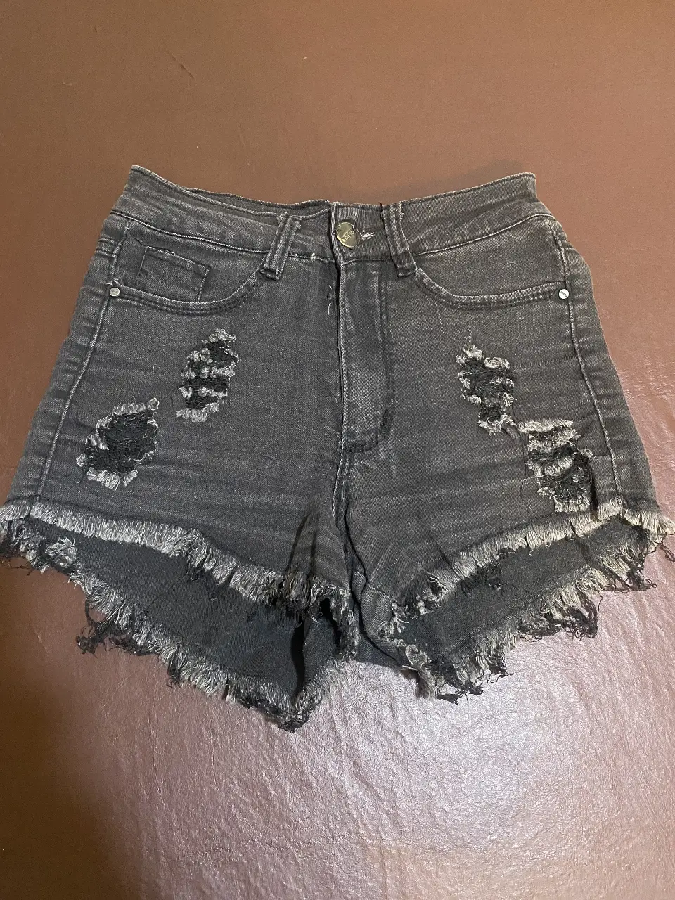 Combo Shorts de jean negro con roturas y flecos en el borde, tiro medio, El otro de cuerina color dulce de leche, Talle 1 - SIN USO. Ideal para un look casual y moderno.