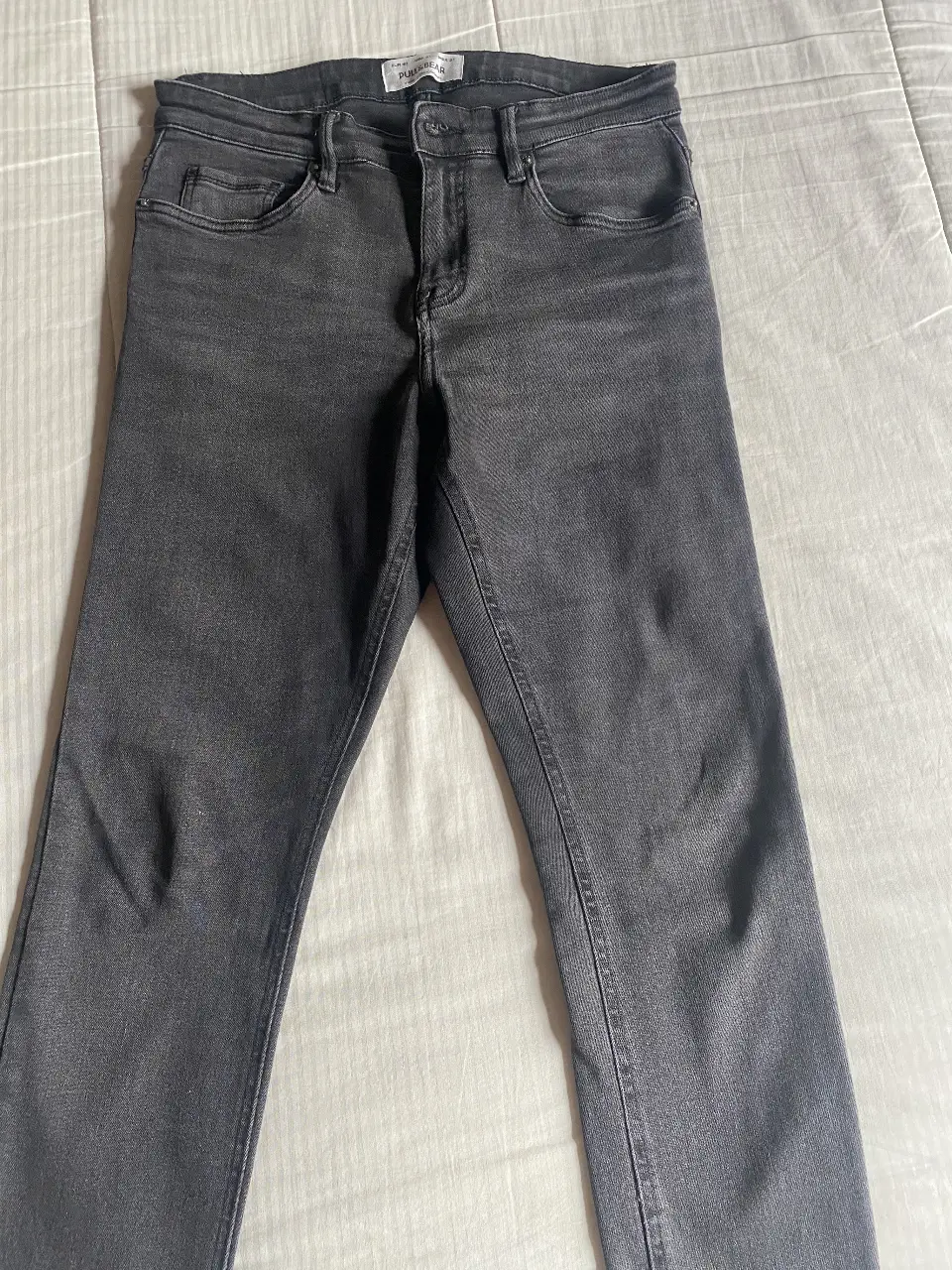 Jeans rectos de mujer , color gris oscuro, de la marca Pull&Bear, talle 31 USA, 40 EUR, con un diseño clásico y versátil para cualquier ocasión.