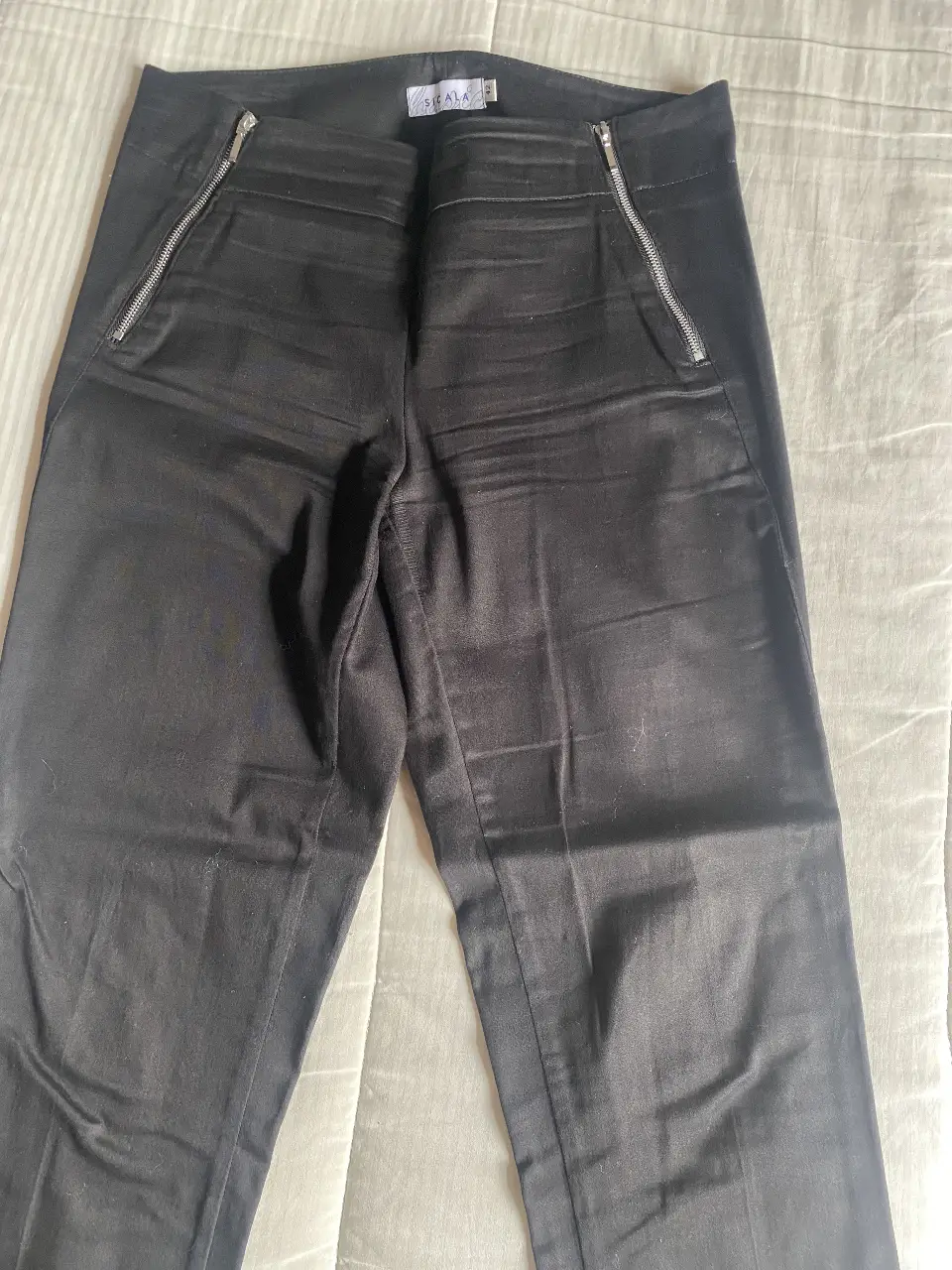 Pantalón sastrero negro de mujer, con cierre y bolsillos con detalles metálicos. Talle 42.