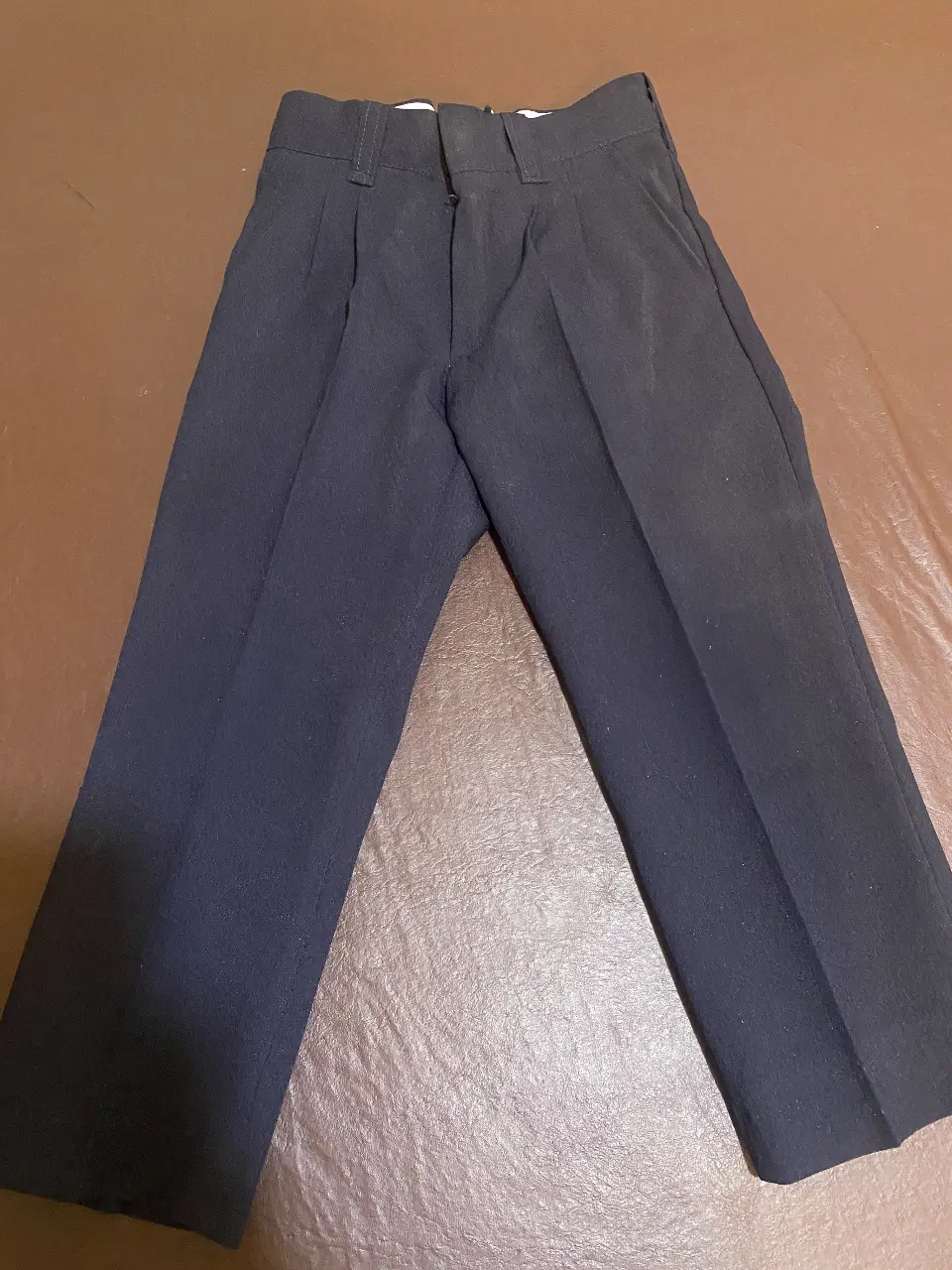 Traje compuesto de pantalón de vestir azul marino para niño, Camisa blanca con detalles muy finos y sutiles brilloso y chaleco azul misma tela que el pantalón, confeccionado en tela sastrera y de buena caída. Ideal para cortejos, bautismos, comunion o para otro tipo de fiestas. Talle2/3/4
