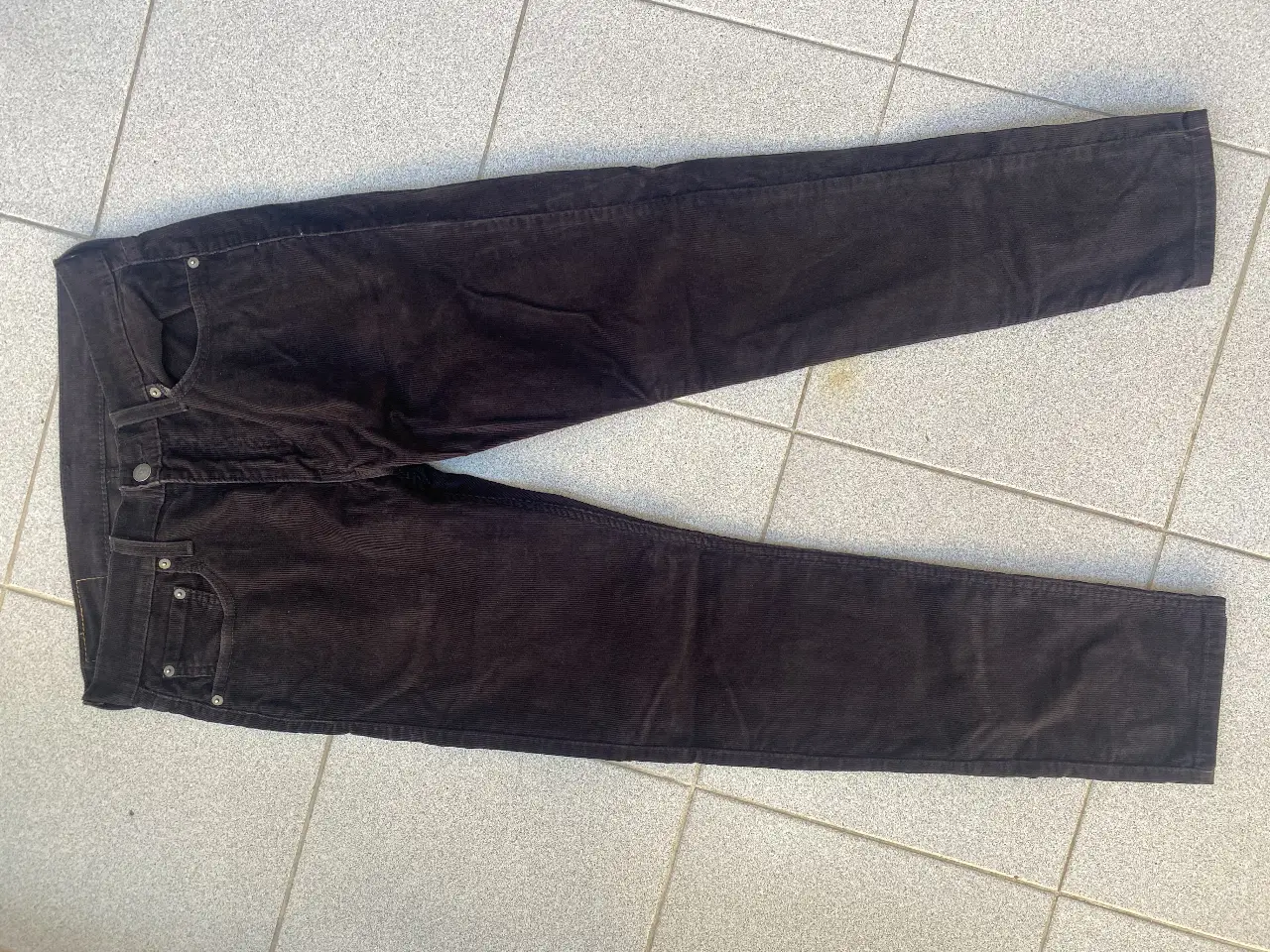 Pantalón de hombre de corderoy negro, corte recto, ideal para un look casual y cómodo. Perfecto para el día a día.
