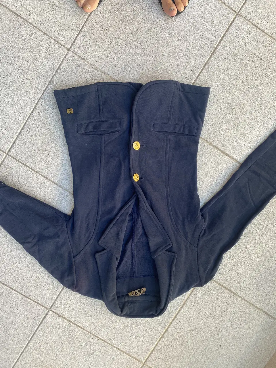 Chaqueta blazer azul marino con botones dorados, ideal para un look elegante y sofisticado. Confeccionada con un tejido de calidad, perfecta para ocasiones formales o para darle un toque chic a tu outfit casual.