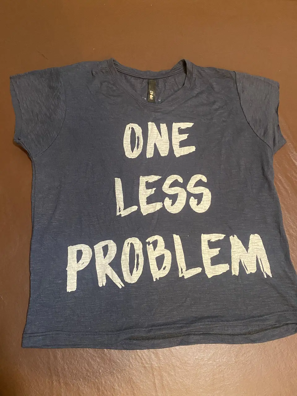 Remera de mujer azul marino con estampado "ONE LESS PROBLEM" en blanco. En la espalda, la frase "WITHOUT YOU". Ideal para un look casual y moderno.