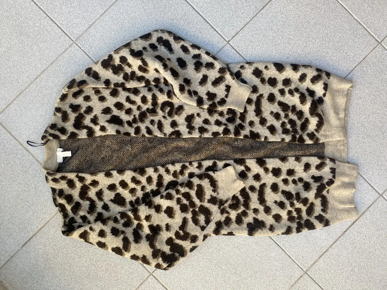 Cardigan de mujer con estampado de leopardo en tonos crudo y marrón. Ideal para un look casual y canchero. Muy abrigado HYM