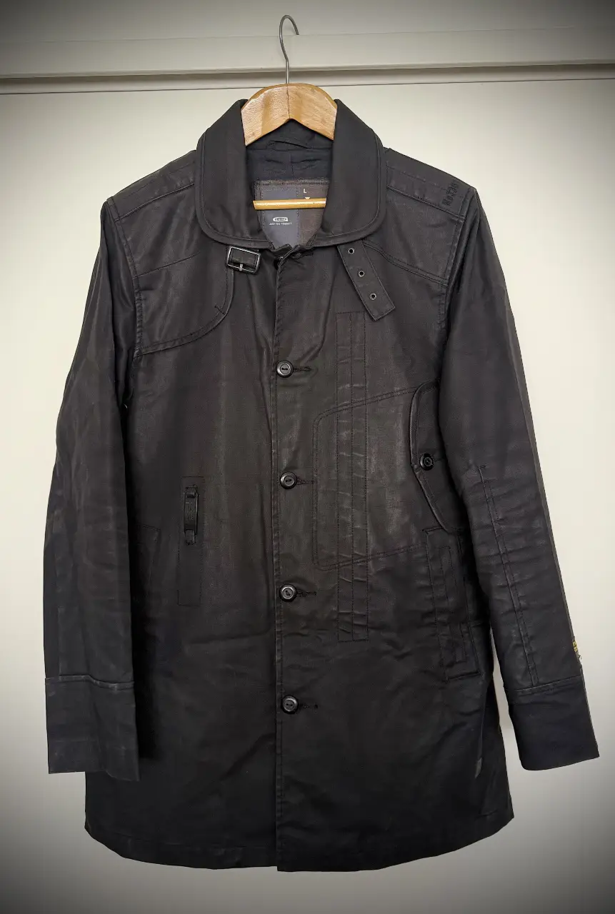 Campera de hombre G-Star Originals, estilo biker, color negro, con detalles de hebillas y botones. Ideal para un look urbano y moderno.