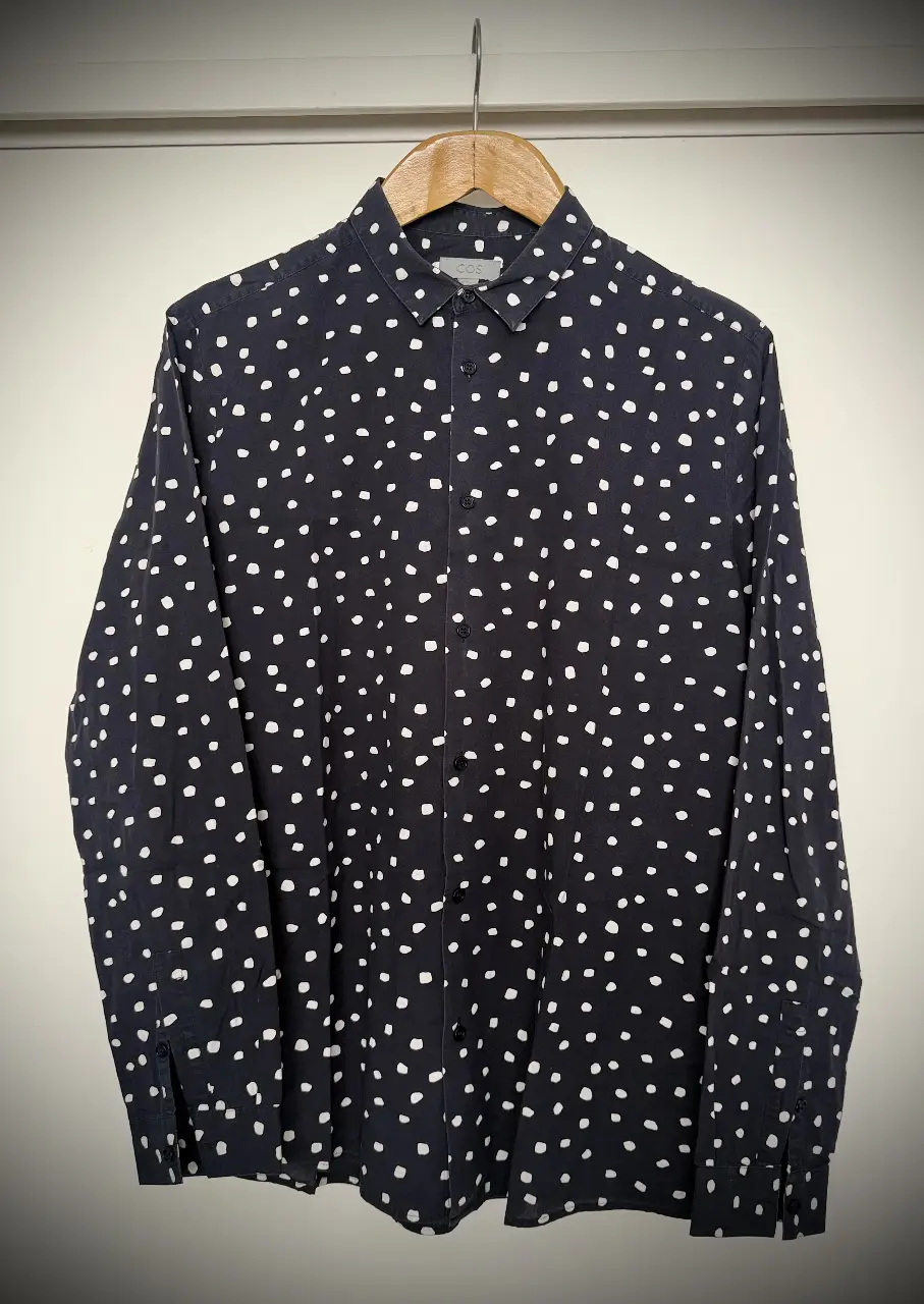 Camisa de hombre COS, manga larga, azul marino con estampado de lunares blancos. Ideal para un look casual y moderno.