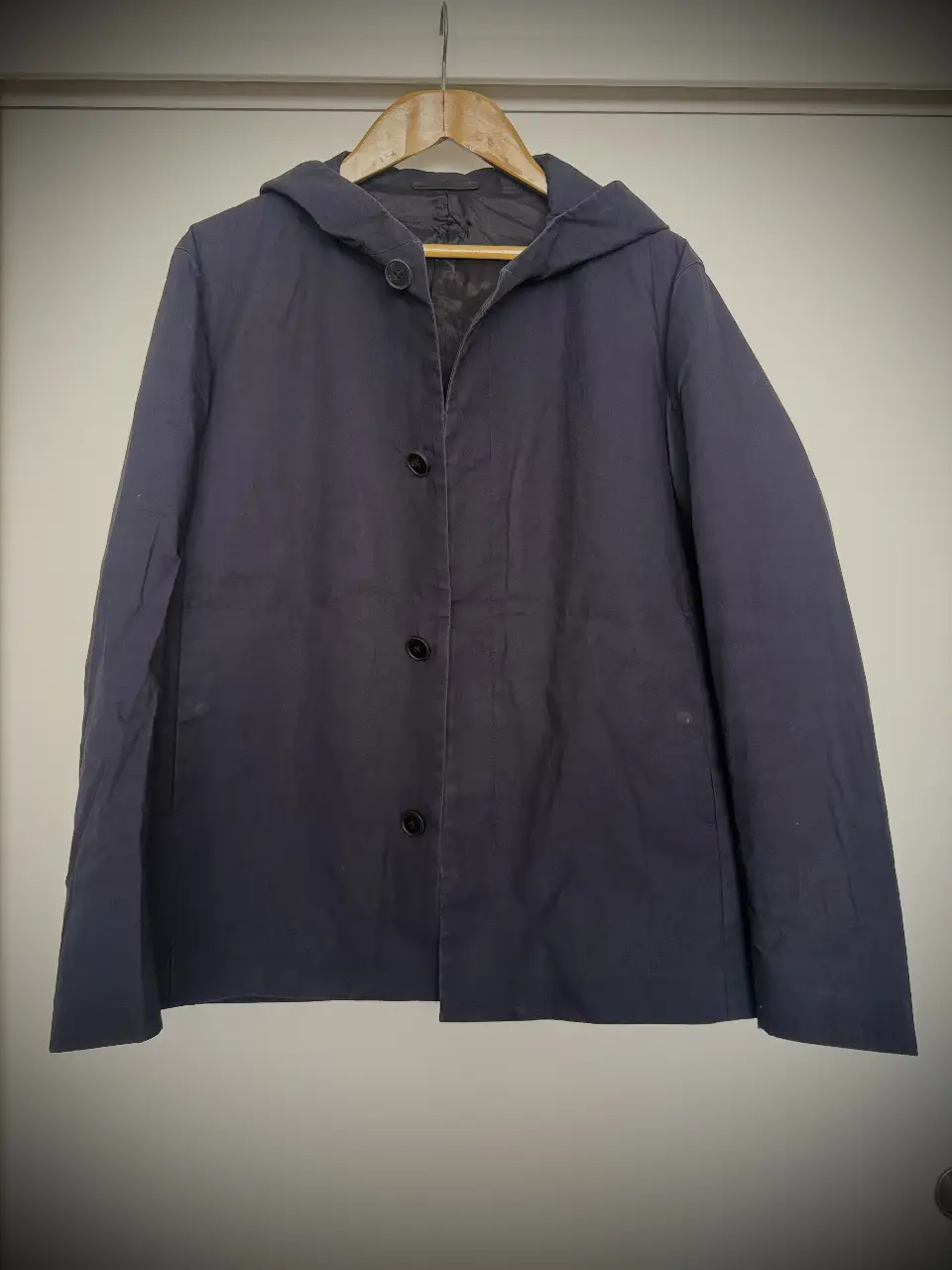 Campera con capucha para hombre, de color azul oscuro. Posee botones al frente y capucha. Ideal para un look casual y moderno.