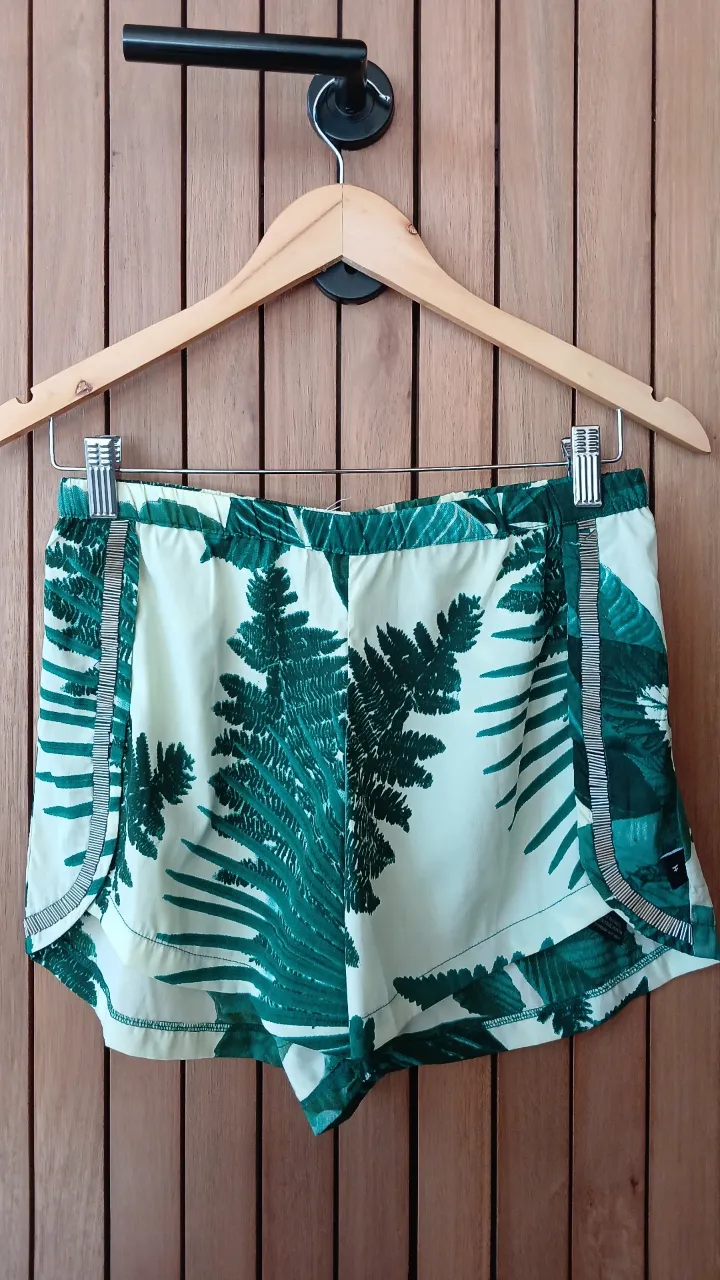 short kosiuko con estampa de hojas en tonos verdes y crudo. hermoso!!! tiene un detalle de canutillos a los lados. nuevo sin uso