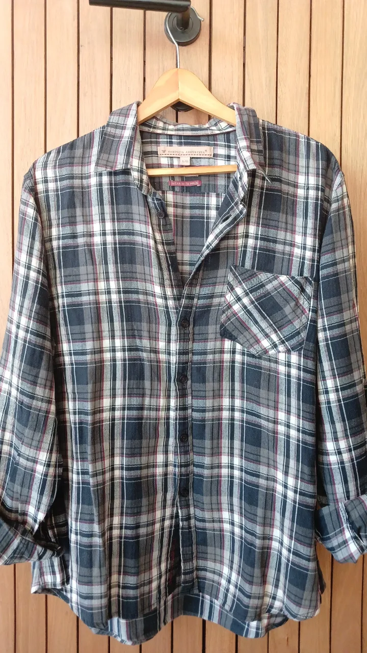 camisa leñadora herencia en tonos negro, gris plomo, crudo y bordó. impecable solo le falta el boton de arriba. mangas largas connun bolsillo.