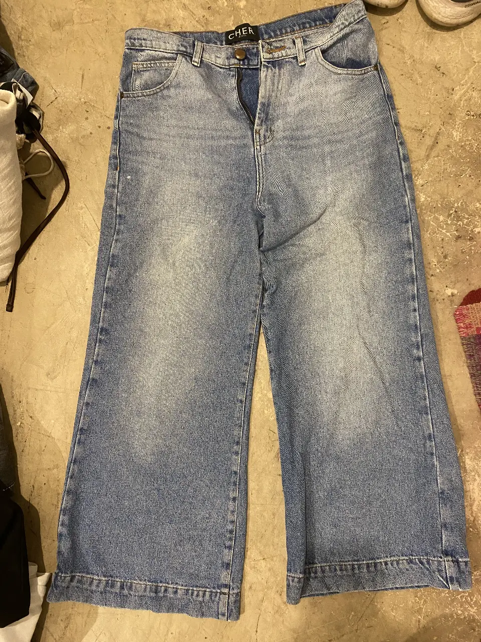 Jeans de mujer, corte recto, tiro medio, color azul gastado. Ideal para un look casual y cómodo.