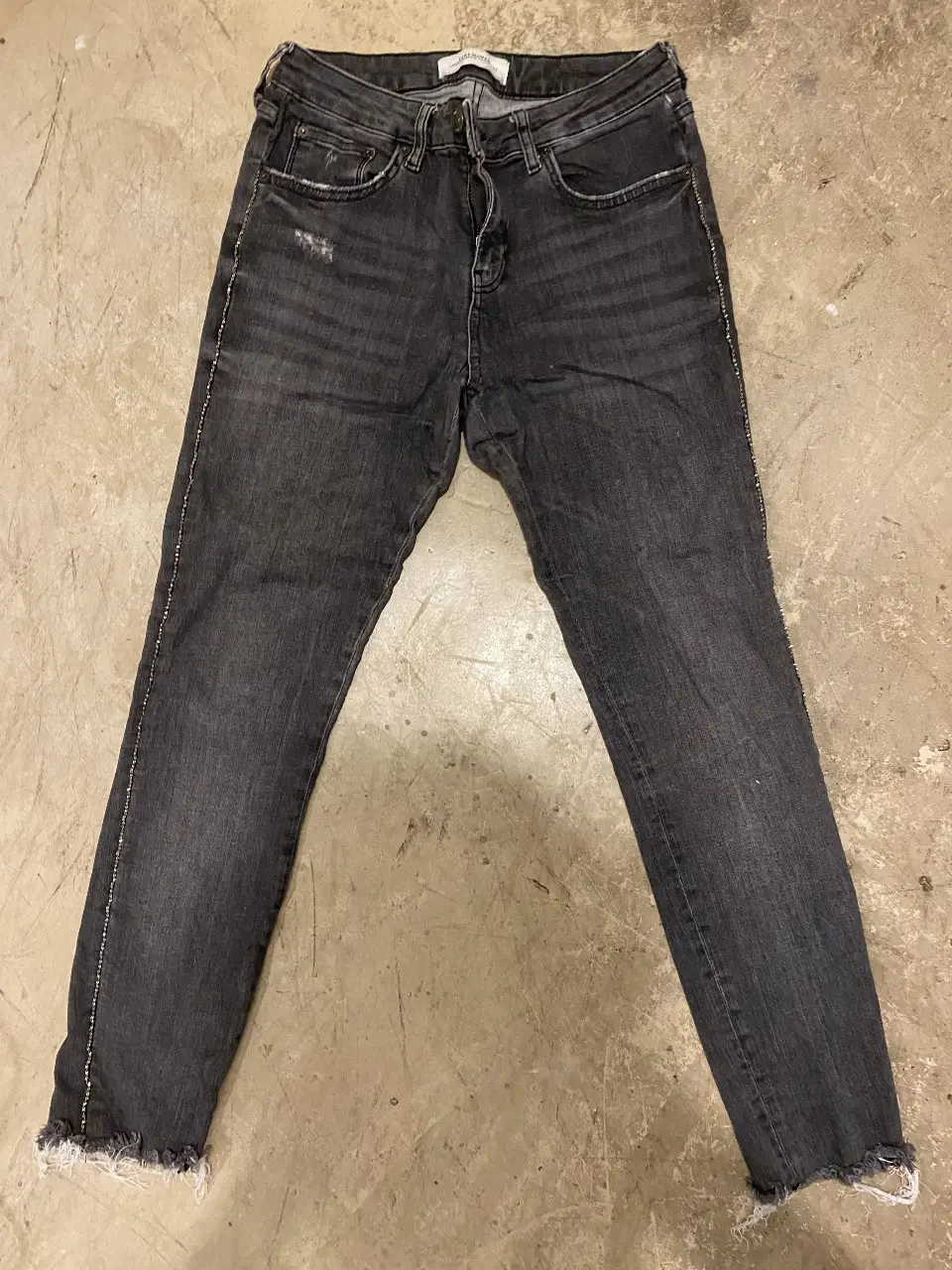 Jeans Zara Woman Premium Denim Collection, tiro medio, color gris oscuro con detalles de strass en los laterales. Talle 40 EUR, 4 MEX.