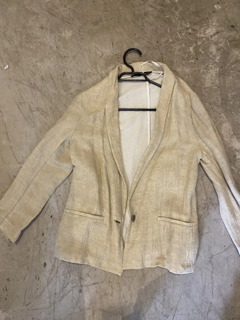 Blazer Zara Basic de lino color crudo, talle L. Ideal para un look casual o de trabajo.