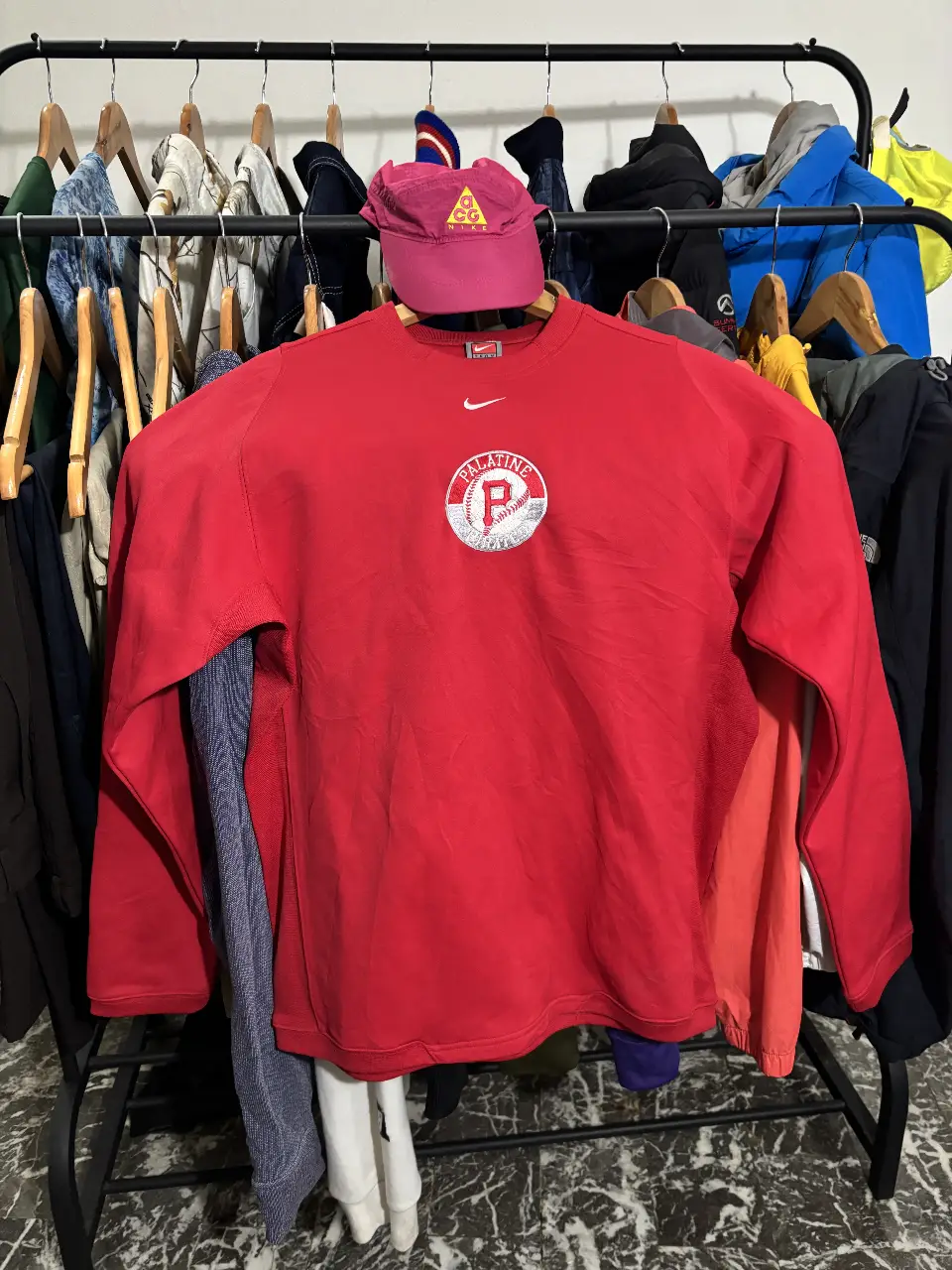 Buzo de cuello redondo rojo con logo "Palatine" y logo Nike bordado. Ideal para un look deportivo y casual.