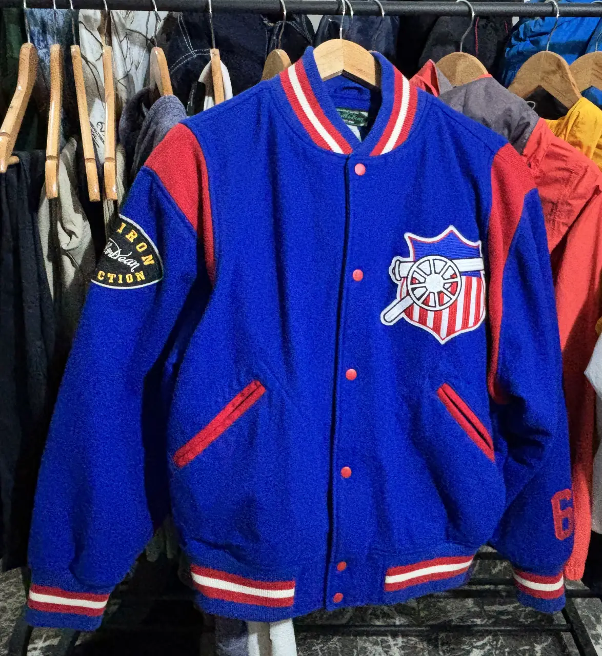 Campera bomber azul con detalles en rojo y blanco. Bordados en el frente y la espalda. Ideal para un look retro y canchero. Pesada 