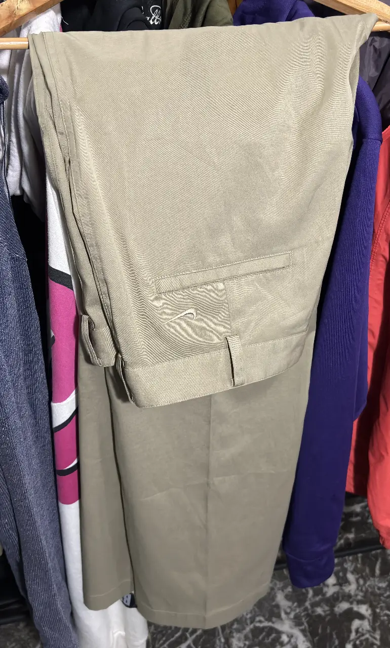 Pantalón chino de hombre, color khaki, con el logo de Nike bordado. Ideal para un look casual y cómodo.
