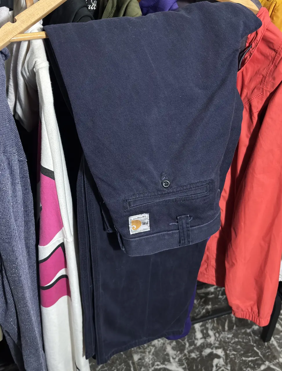Pantalón chino azul marino de la marca Carhartt, ideal para un look casual y utilitario. Confeccionado en corderoy resistente al fuego , perfecto para el trabajo o salidas informales.