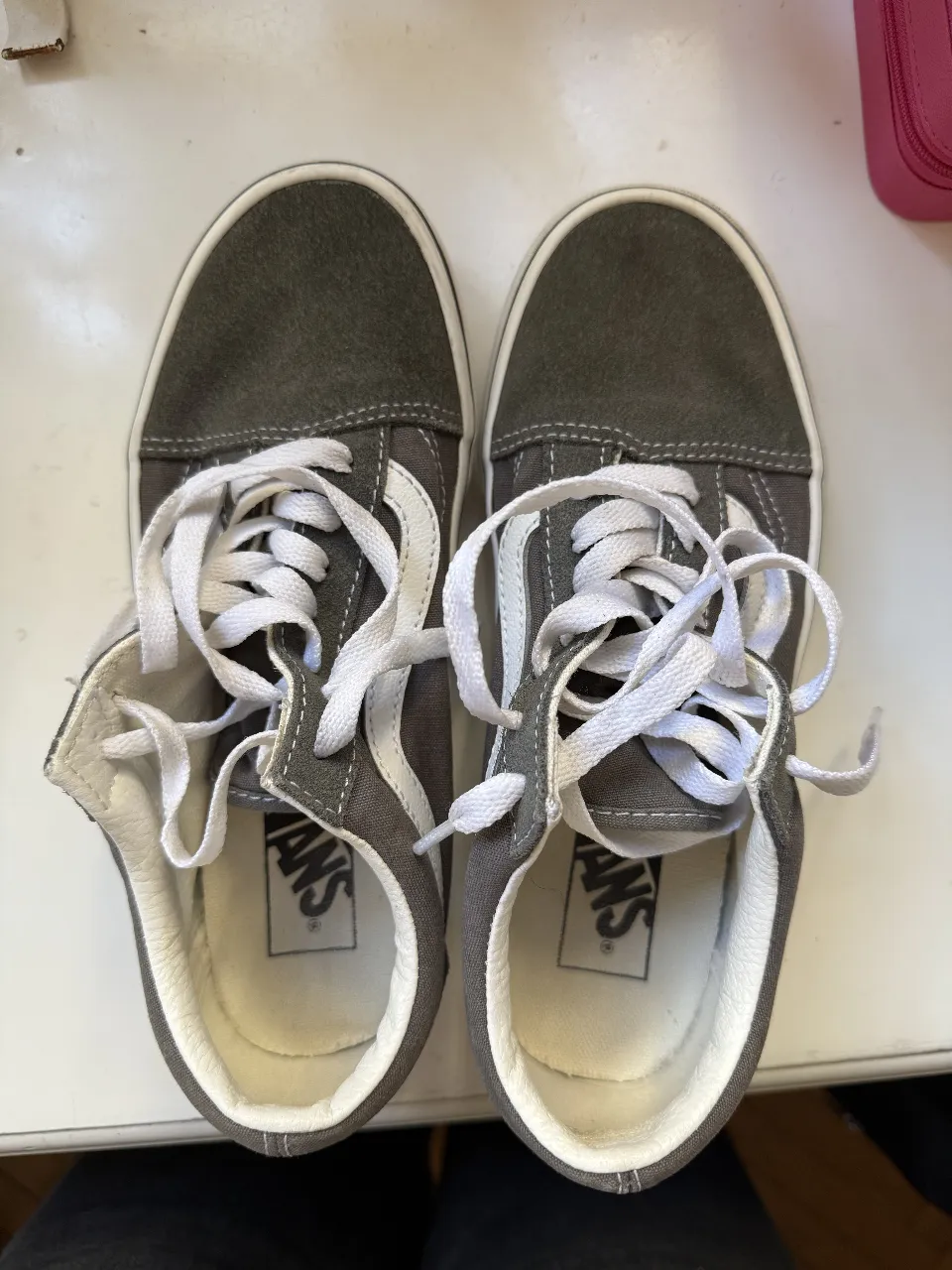 Zapatillas Vans Old Skool grises con la icónica franja blanca. Tienen cordones blancos y la suela de goma. Ideales para un look casual y urbano.