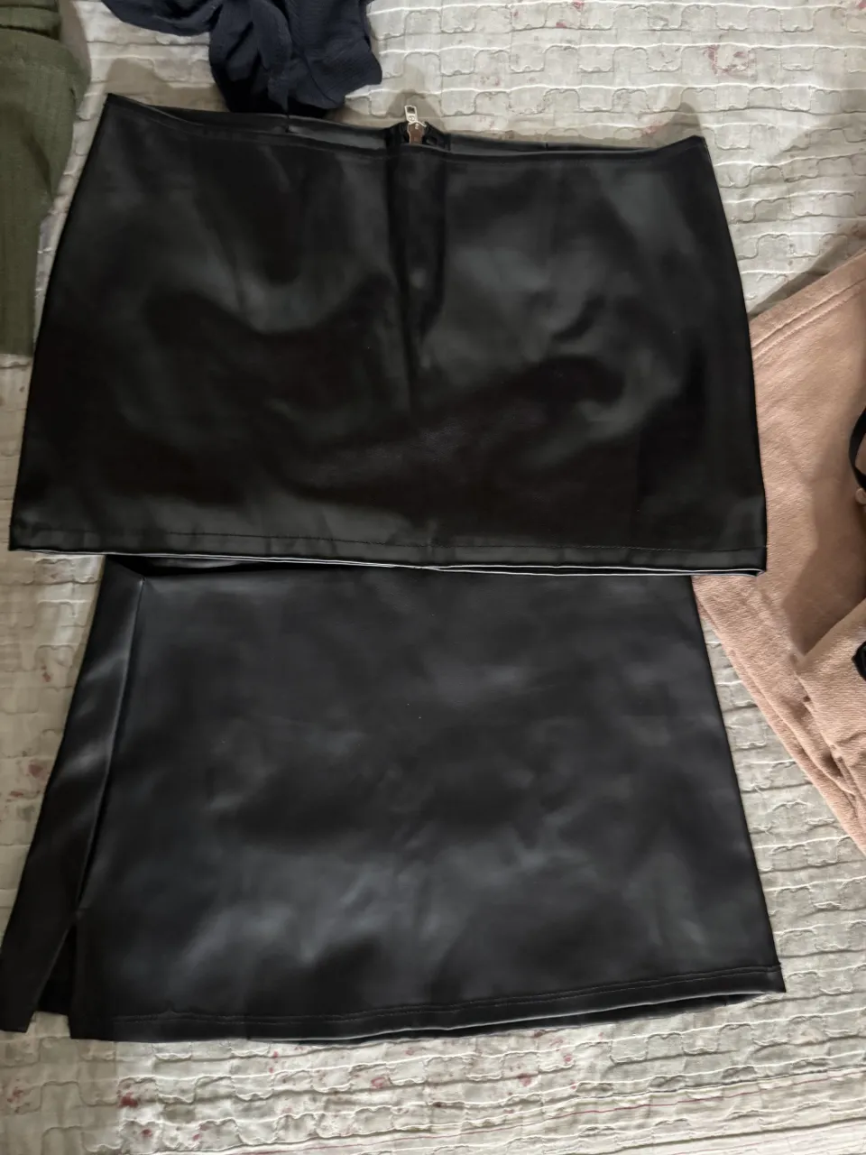 2 Polleras negra de cuero sintético con cierre.