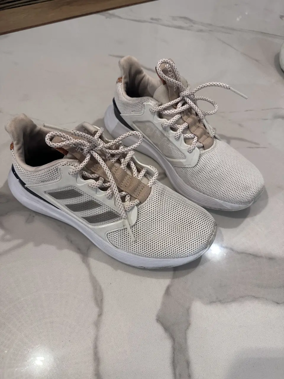 Zapatillas Adidas blancas con detalles en gris y beige. Ideales para running o uso diario, cómodas y con diseño moderno.