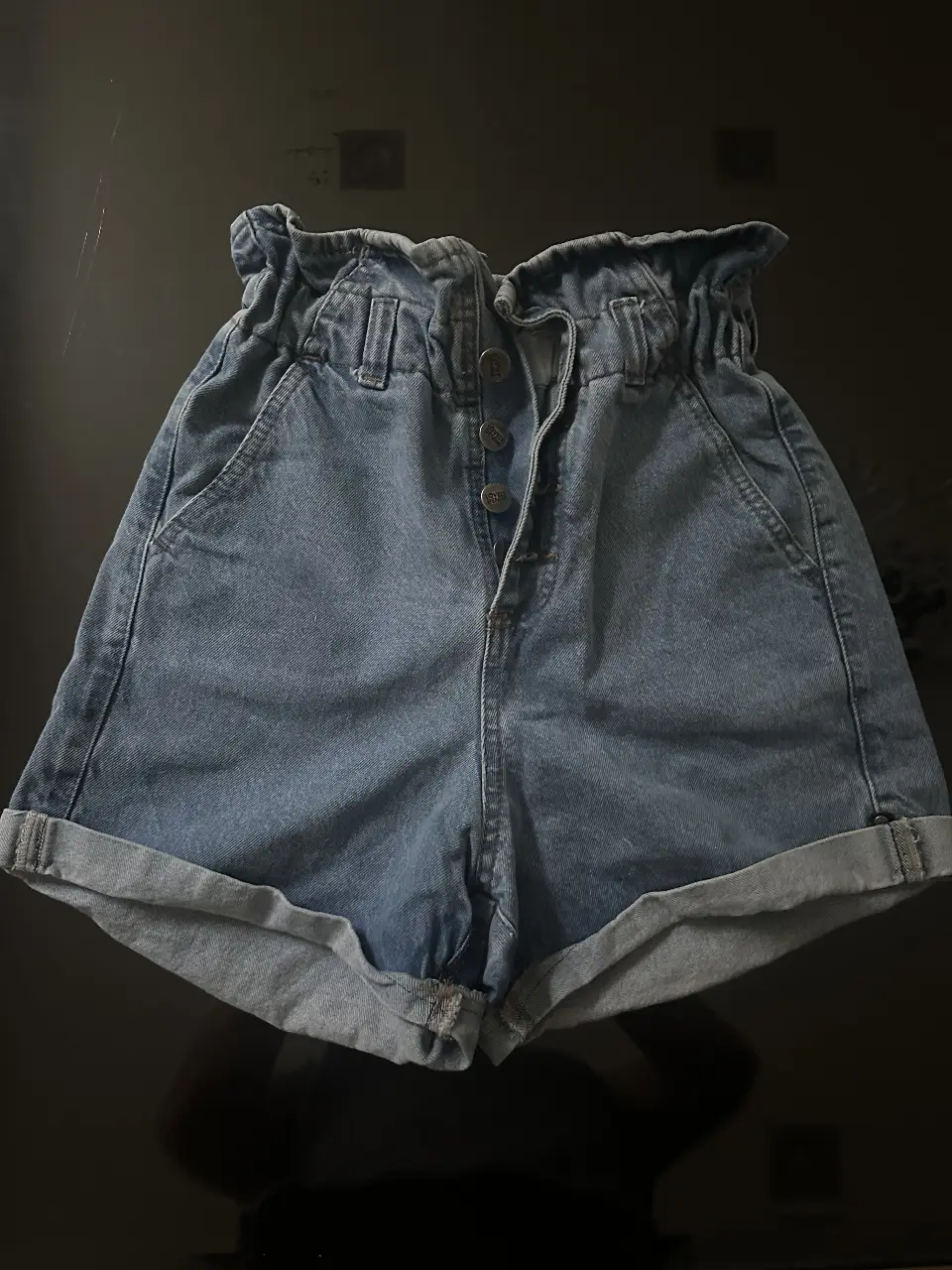 Short de jean de mujer, tiro alto, con cintura elastizada y botones. Ideal para un look casual y cómodo. Marca Lovely Denim.