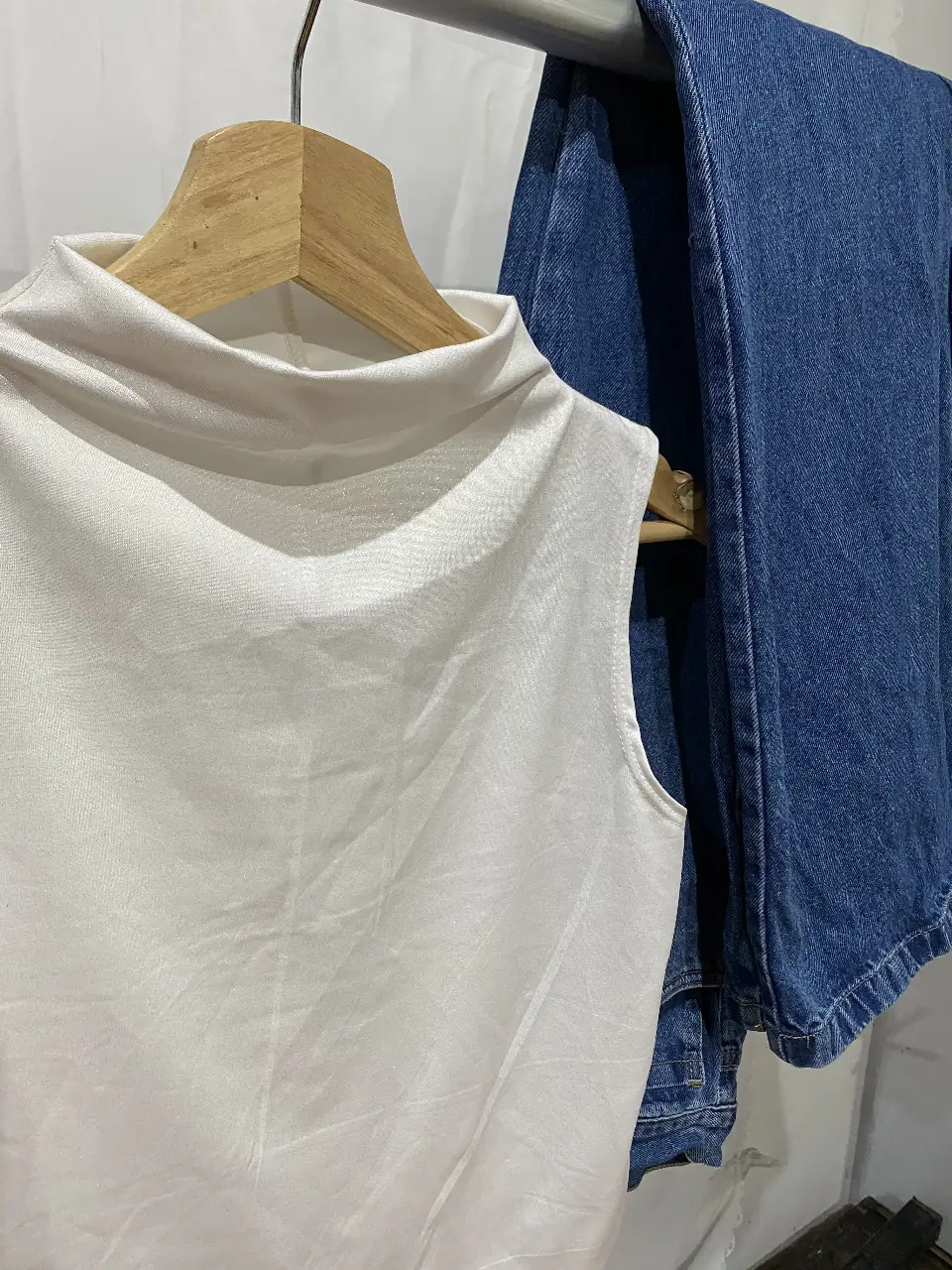 Blusa sin mangas de cuello alto. Perfecta para combinar con jeans o pantalones de vestir.
