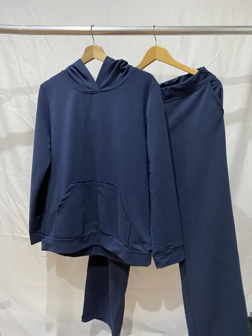 Conjunto deportivo de mujer, buzo con capucha y bolsillo canguro, y pantalón de jogging a juego. 