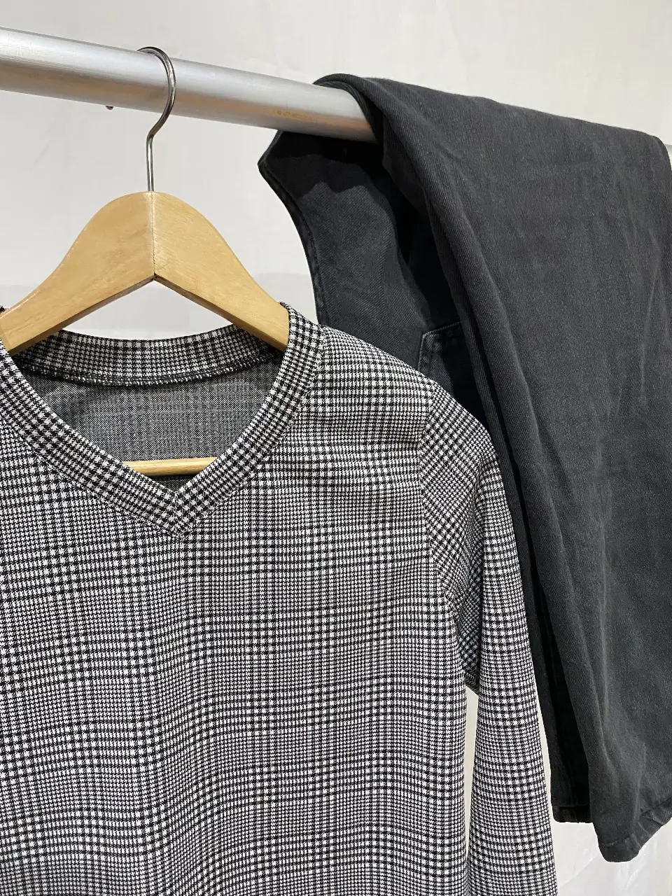Remera de manga larga con estampado a cuadros en blanco y negro. Cuello en V. Ideal para un look casual y moderno. Es gruesa tipo buzito. 