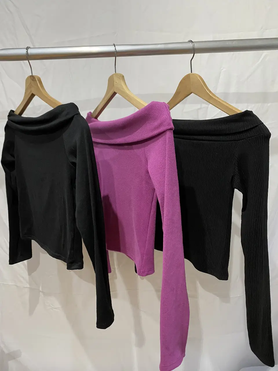 Blusa de manga larga con cuello bote. Disponible en negro y violeta. Son talle único seden hasta un M 