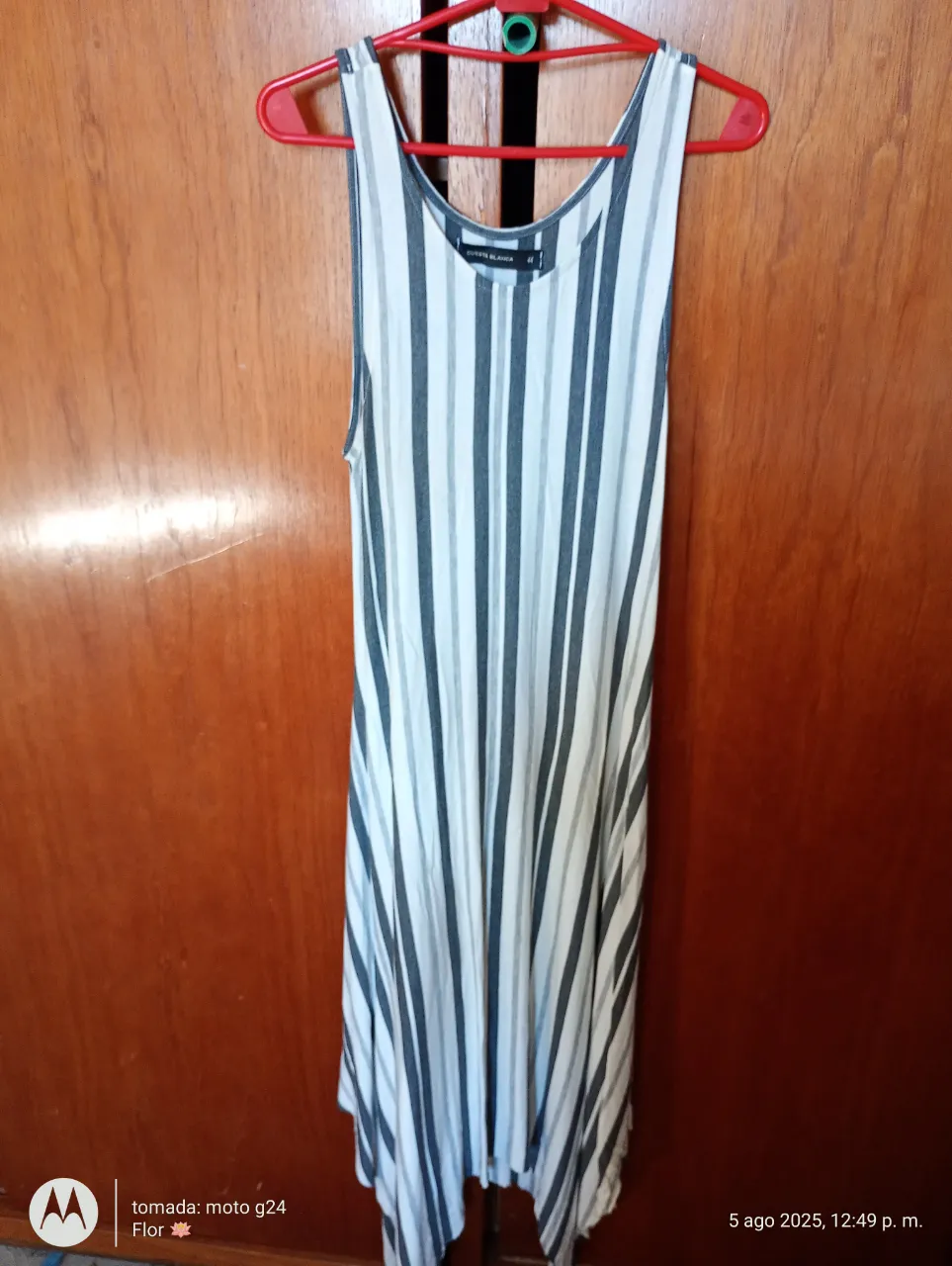 Vestido midi a rayas verticales en blanco y gris. Cuello redondo y sin mangas. Marca Cuesta Blanca. Talle 44.