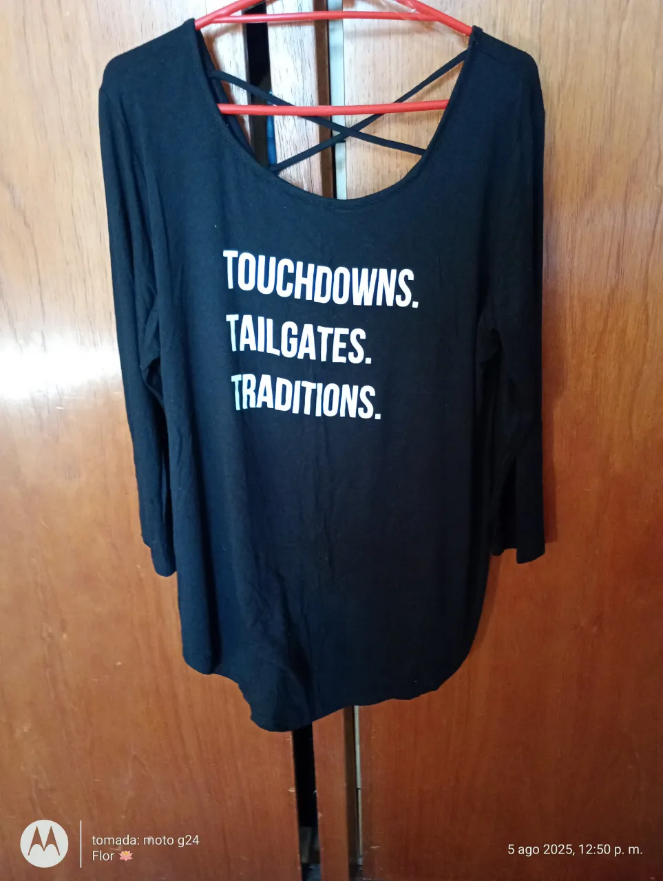Remera de manga larga negra con diseño "Touchdowns, Tailgates, Traditions". Cuello redondo y espalda cruzada. Ideal para un look casual y deportivo.