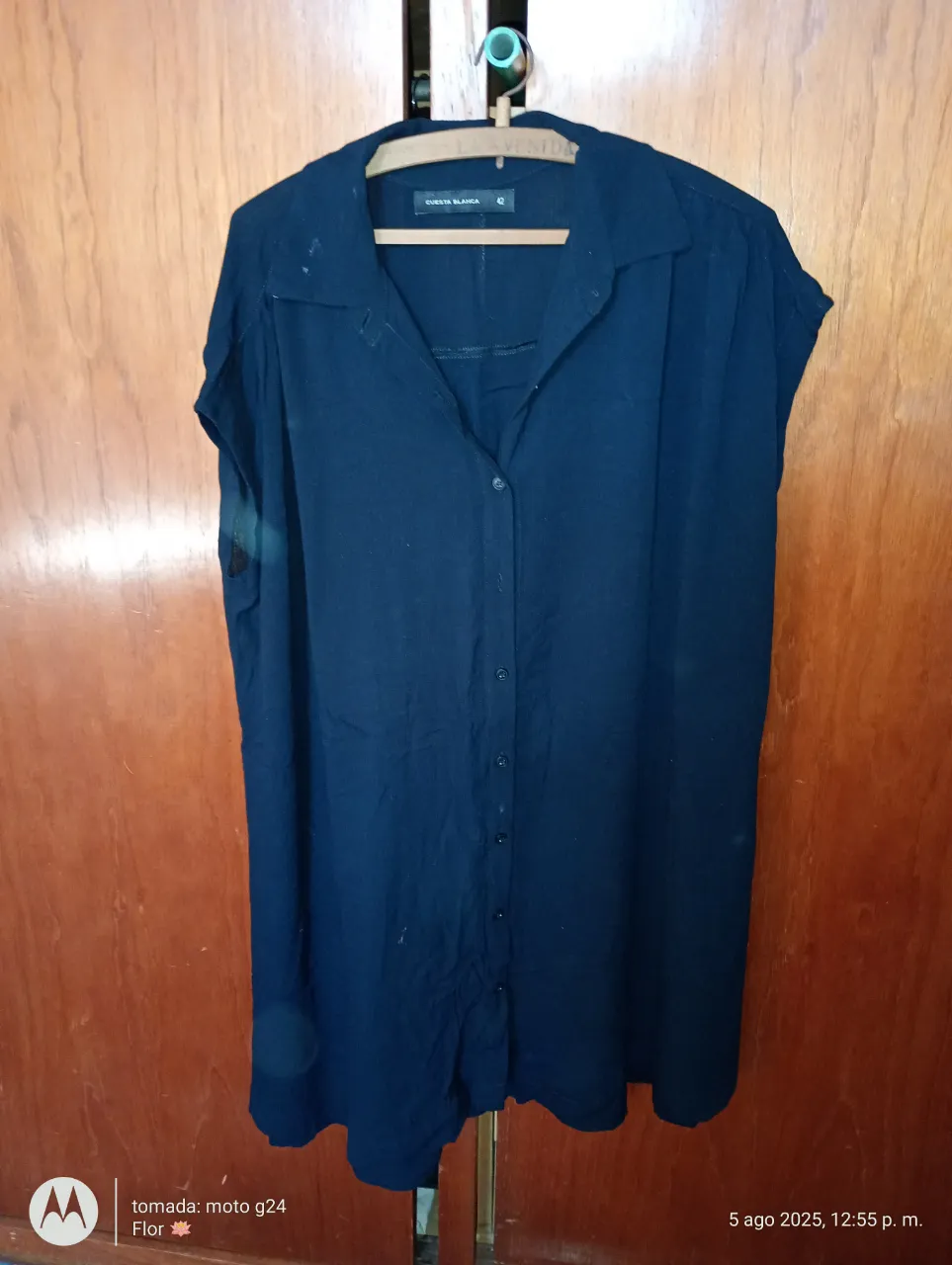 Camisa larga de mujer, color azul oscuro, con botones y cuello. Ideal para un look casual y cómodo.