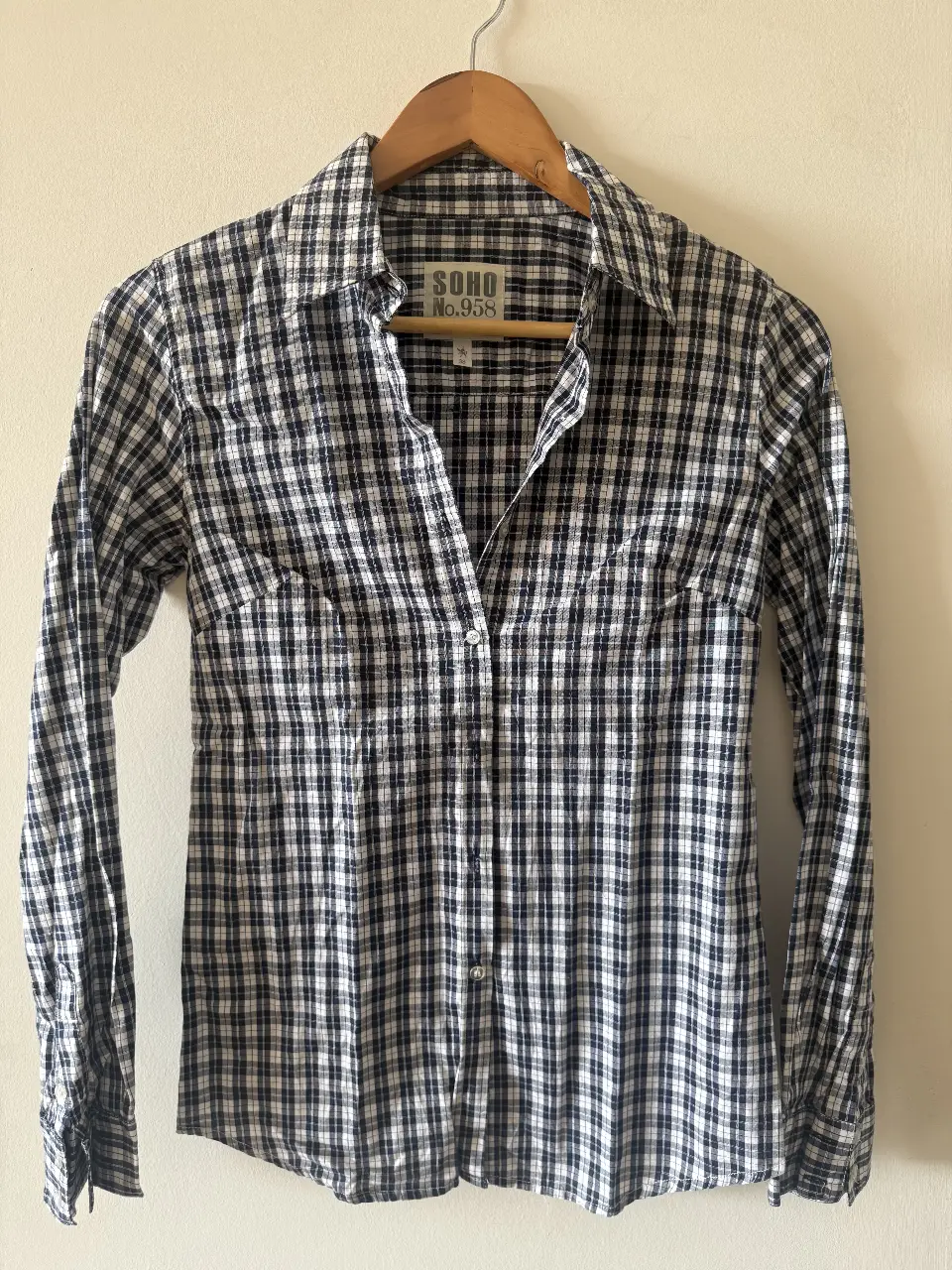 Camisa a cuadros azul y blanco de la marca Soho, T. 38. Corte entallado, ideal para un look casual y moderno. Confeccionada en tela ligera y fresca, perfecta para cualquier ocasión.