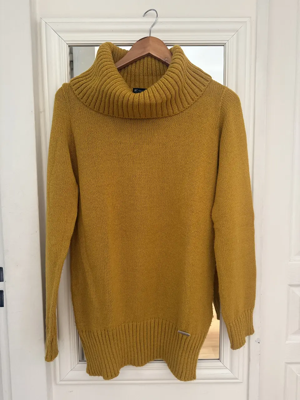 Sweater de mujer color mostaza con cuello polera. Marca Chiara Diffusion®️.  Excelente estado, solo una postura. Tejido de grosor intermedio. 