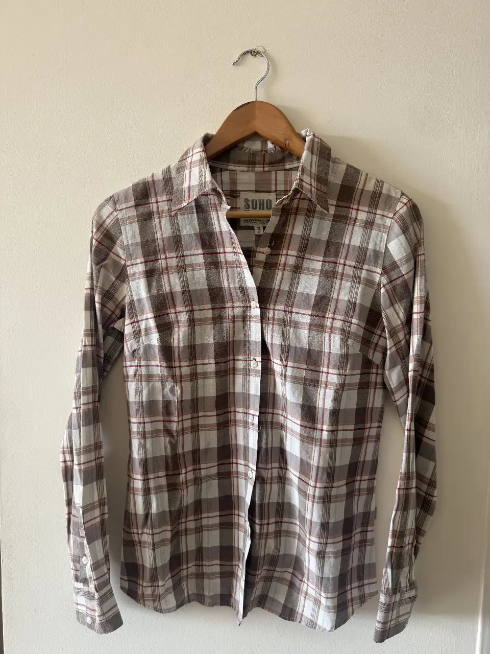 Camisa a cuadros de mujer, manga larga, con botones y cuello. Ideal para un look casual y versátil. Le faltan dos botones pero está en perfecto estado. Talle 40.