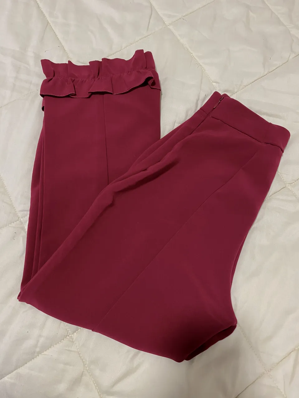 Pantalón de vestir color bordo con detalle de volados. Tiro alto, ideal para un look elegante y moderno. Tiene un calce hermoso. Talle L es un 36/8 igual