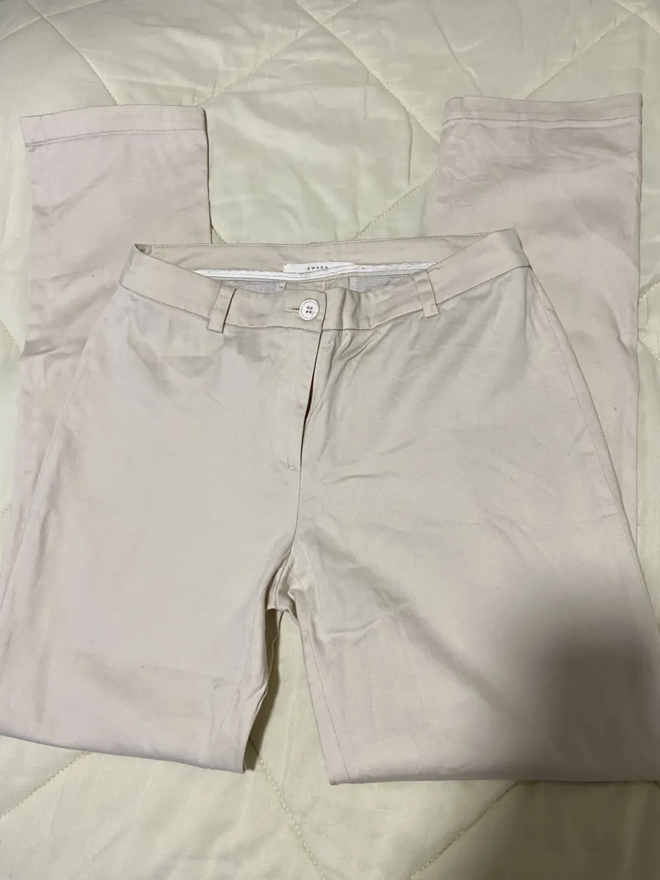 Pantalón de vestir color crudo, tiro medio, con bolsillos traseros y delanteros. Cierre con botón y cierre. tiene pequeños detalles casi imperceptibles atrás. Es un talle 36/8