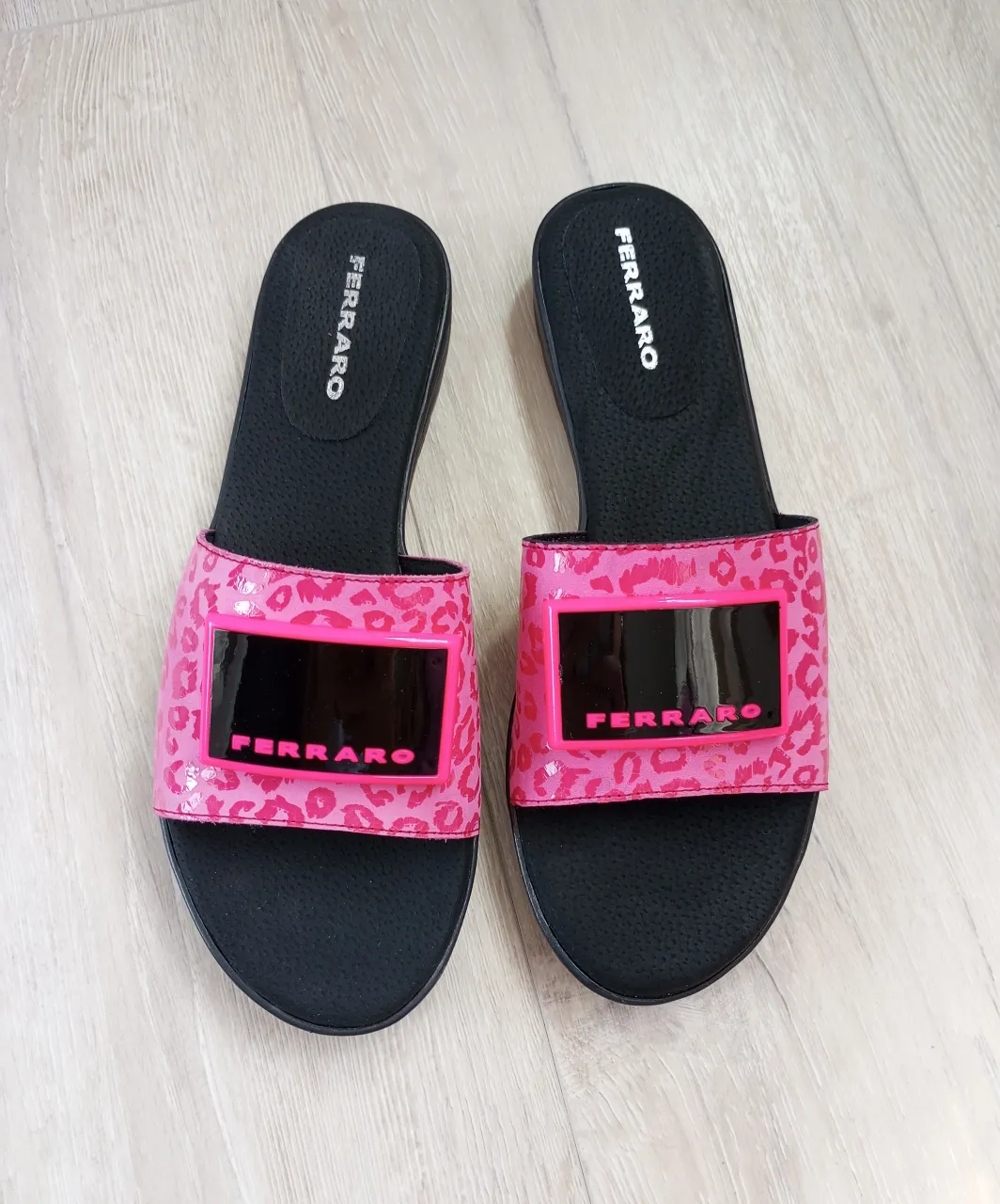 Ojotas negras con tiras fucsias estampadas con motivo de leopardo y logo de la marca en negro. Talle 36 (dice 37 pero es pequeña). Medida plantilla 24 cm