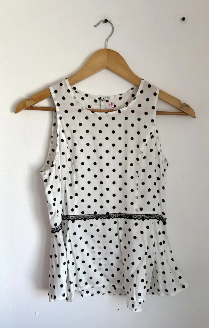 Musculosa blanca con estampa de lunares negros. Posee un detalle de puntilla negra en la cintura. Cierre lateral.

Talle XS (la etiqueta dice S pero es un talle menos)
Medidas: 42 cm sisas, 57 cm largo.

Nueva!