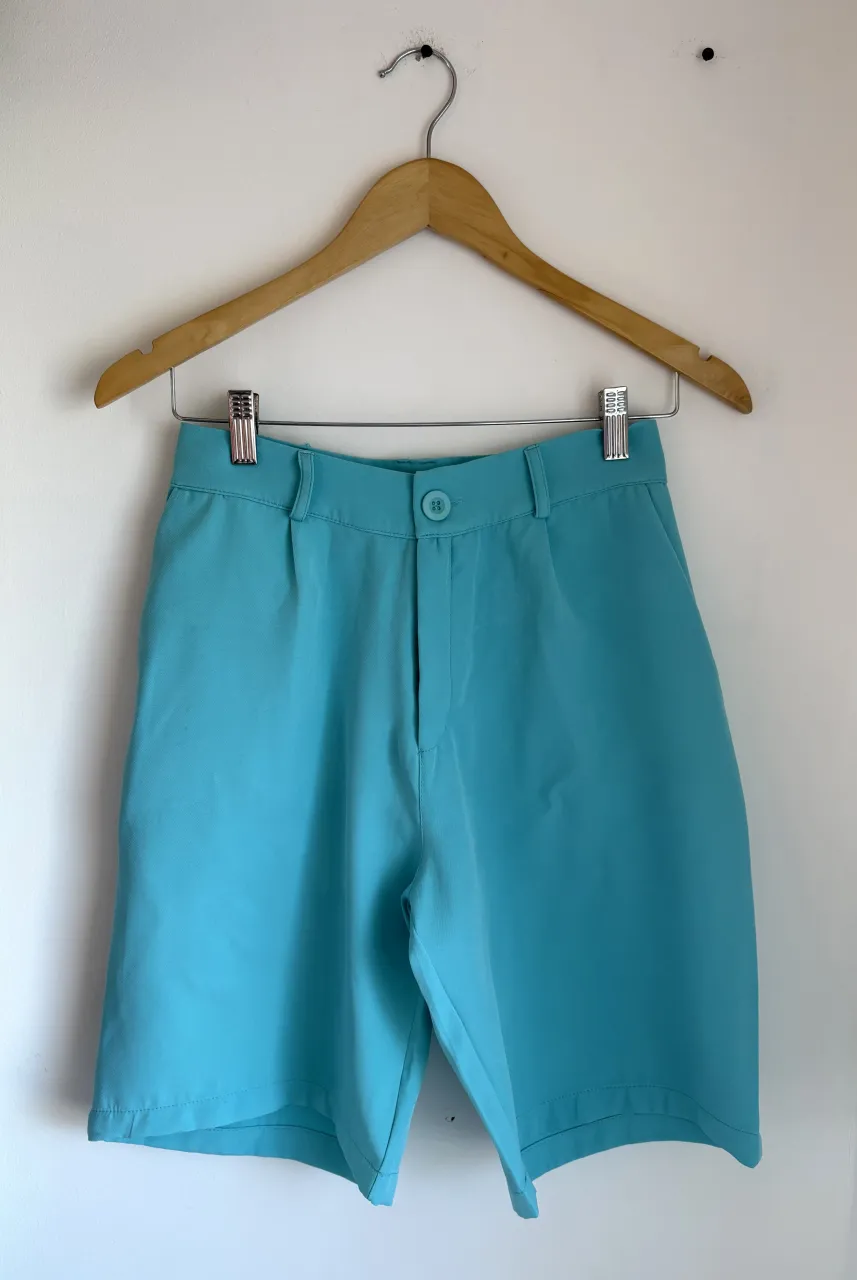 Bermuda sastrera turquesa con bolsillos adelante y detrás.

Talle 1
Medidas: 34 cm cintura, 48 cm cadera, 30 cm tiro delantero, 39 cm tiro trasero, 52 cm largo total.

Un solo uso en un evento, muy buen estado