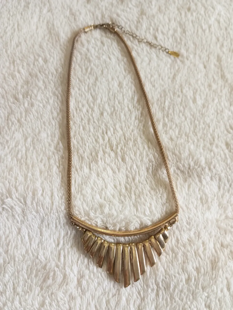 Collar dorado con diseño geométrico y eslabones delicados. Un accesorio perfecto para realzar cualquier look.