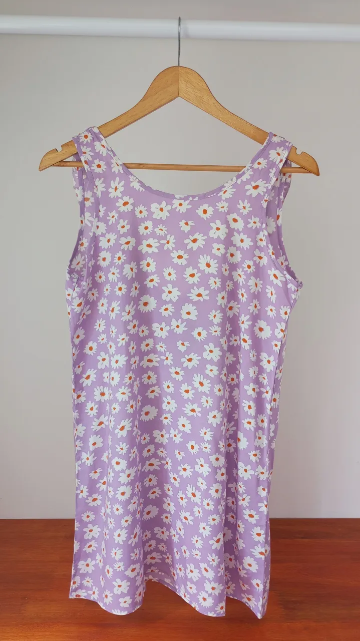 Top rosa strapless con detalles de tiras de colores en los laterales.